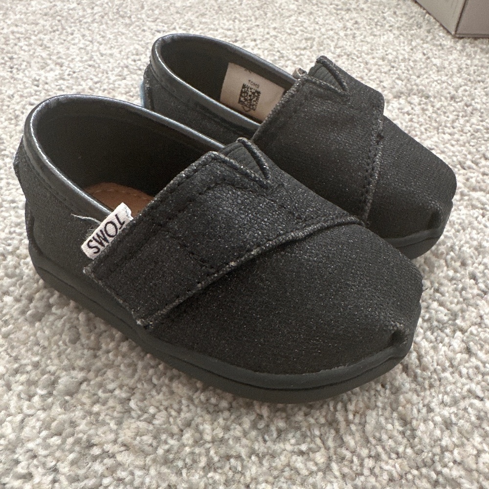 Baby sparkly black Tom’s size 4
